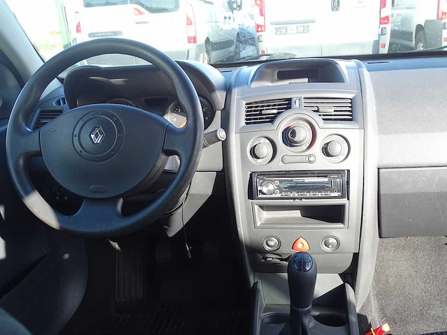 Personenauto - afbeelding 7 van  21