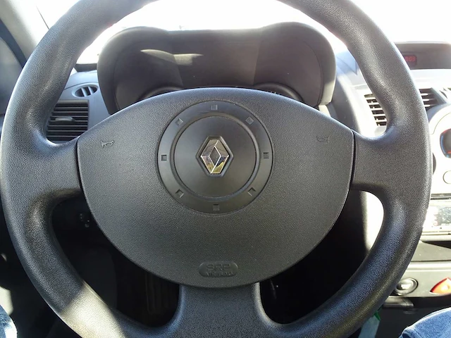 Personenauto - afbeelding 8 van  21