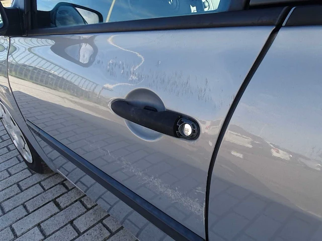 Personenauto - afbeelding 16 van  21