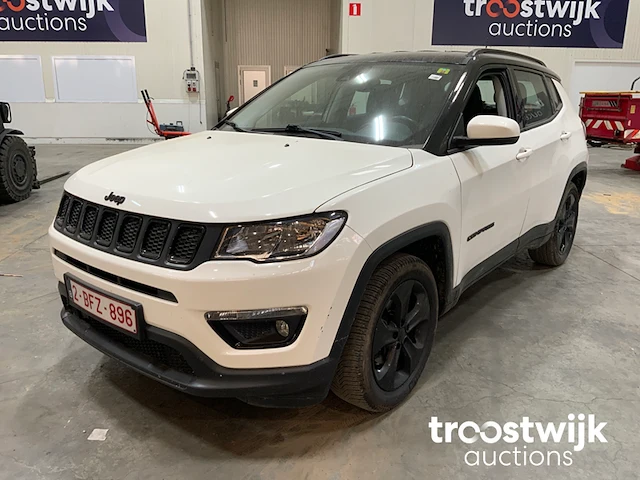 Personenauto - afbeelding 1 van  17