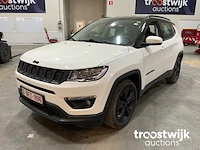 Personenauto - afbeelding 1 van  17