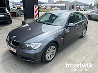 Personenauto - afbeelding 1 van  9
