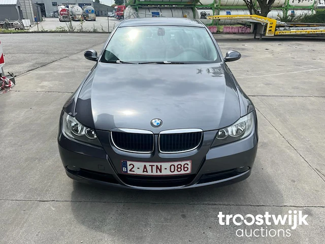 Personenauto - afbeelding 5 van  9