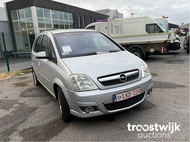 Personenauto - afbeelding 2 van  8
