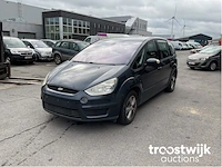 Personenauto - afbeelding 1 van  8