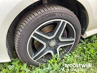Personenauto - afbeelding 10 van  31
