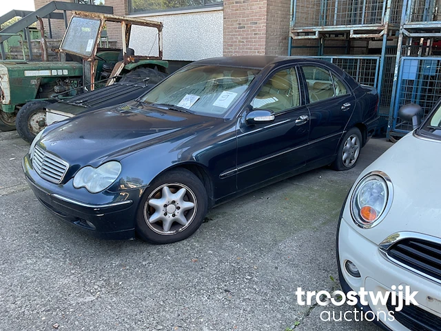 Personenauto - afbeelding 1 van  27
