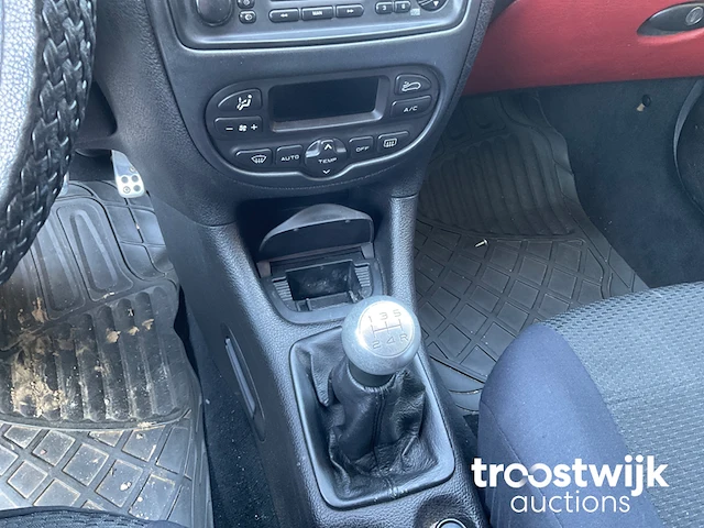 Personenauto - afbeelding 3 van  25