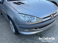 Personenauto - afbeelding 10 van  25