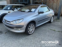 Personenauto - afbeelding 1 van  25