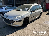 Personenauto - afbeelding 1 van  22
