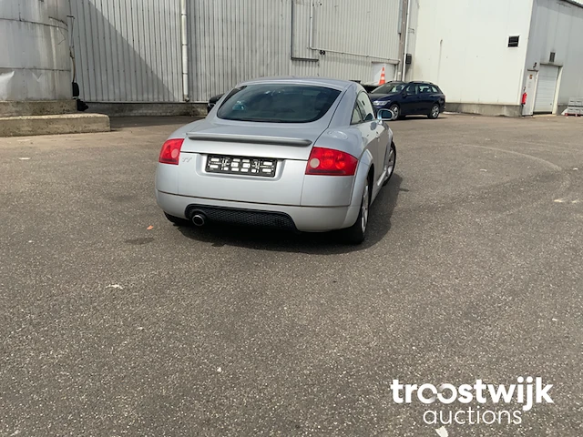 Personenauto - afbeelding 8 van  27