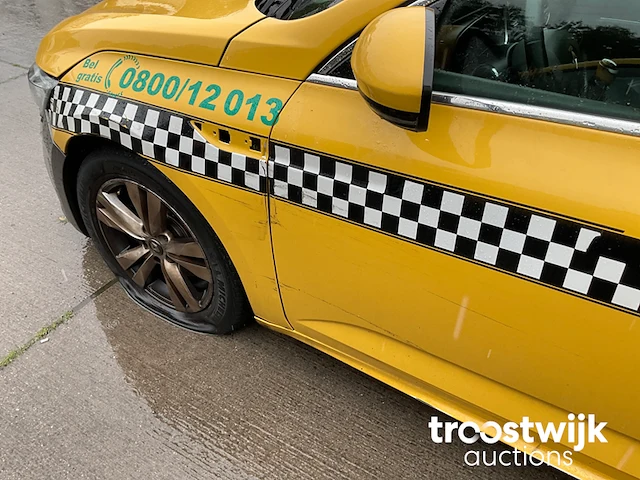 Personenauto - afbeelding 9 van  21
