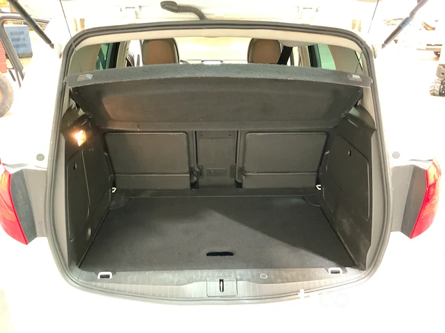 Personenauto - afbeelding 8 van  21