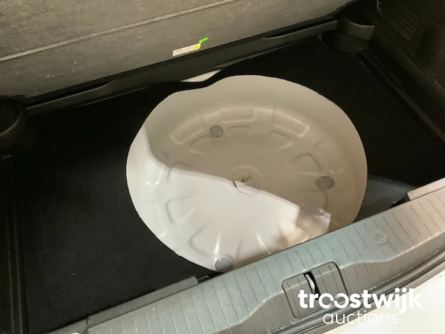 Personenauto - afbeelding 9 van  21