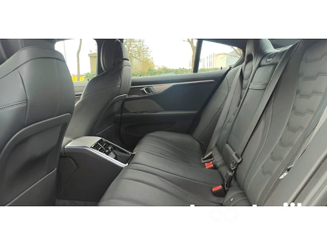 Personenauto - afbeelding 10 van  36