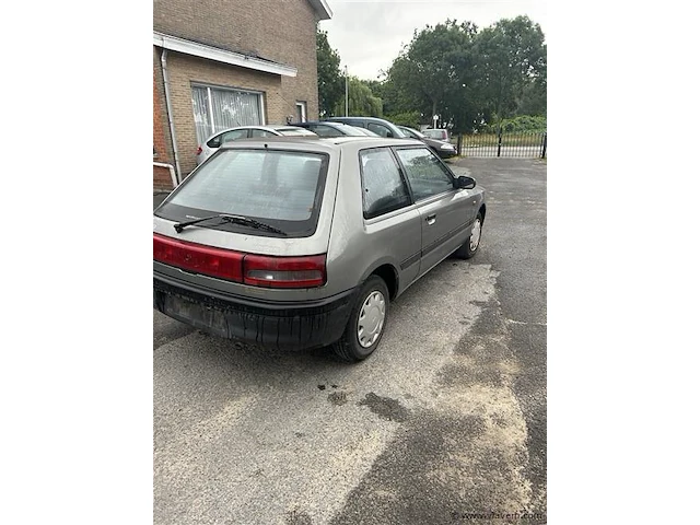 Personenauto - afbeelding 3 van  8
