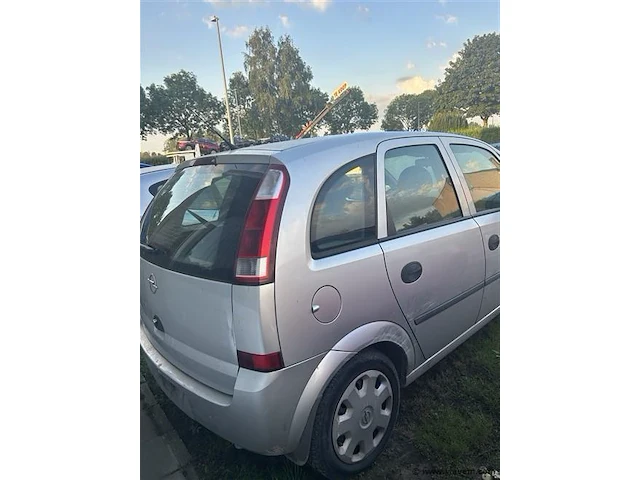 Personenauto - afbeelding 3 van  8