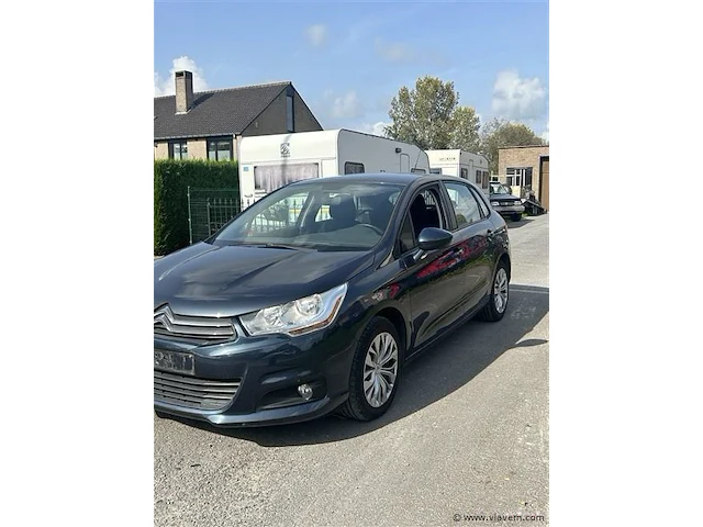 Personenauto - afbeelding 1 van  7