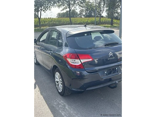 Personenauto - afbeelding 4 van  7