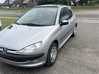 Personenauto - afbeelding 1 van  8