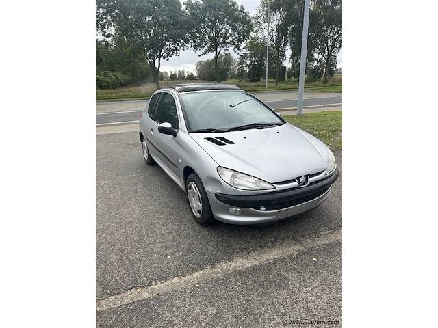 Personenauto - afbeelding 2 van  8