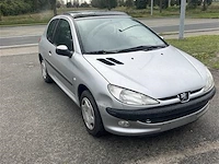 Personenauto - afbeelding 2 van  8