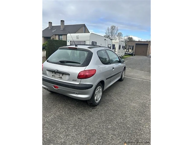 Personenauto - afbeelding 3 van  8