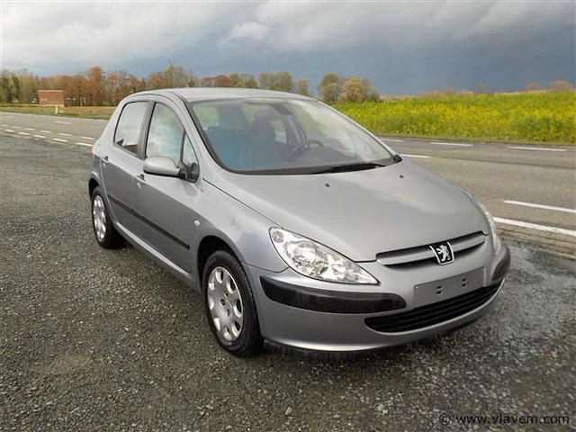 Personenauto - afbeelding 1 van  14