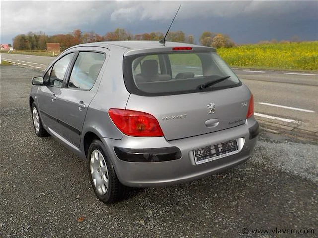 Personenauto - afbeelding 10 van  14