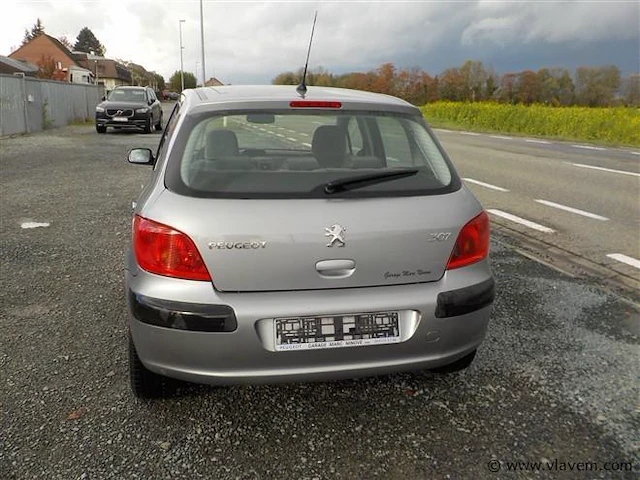 Personenauto - afbeelding 11 van  14