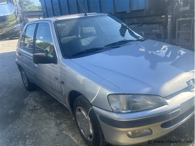 Personenauto - afbeelding 2 van  7