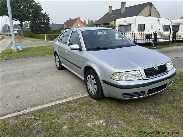 Personenauto - afbeelding 2 van  8