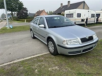 Personenauto - afbeelding 2 van  8