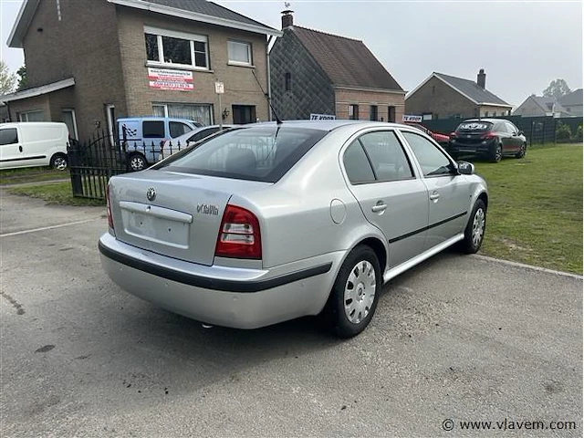 Personenauto - afbeelding 3 van  8