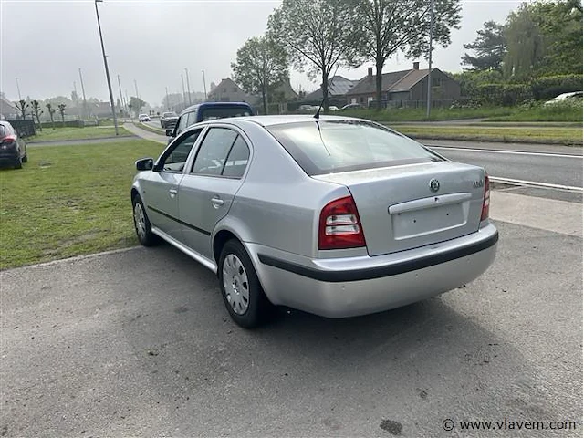 Personenauto - afbeelding 4 van  8