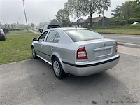 Personenauto - afbeelding 4 van  8