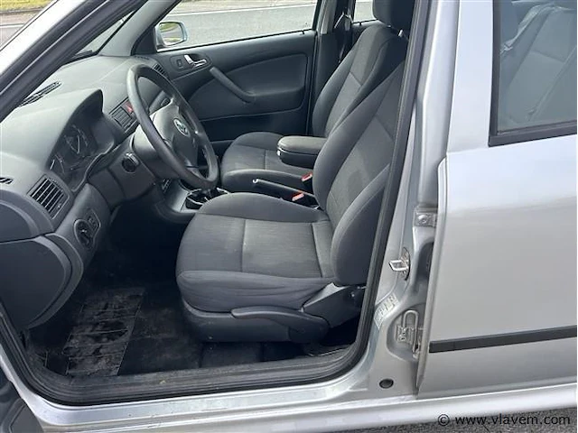 Personenauto - afbeelding 6 van  8