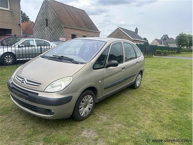 Personenauto - afbeelding 1 van  8