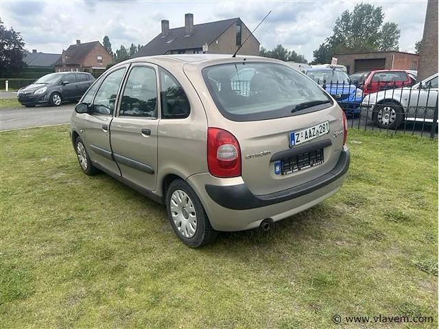 Personenauto - afbeelding 4 van  8