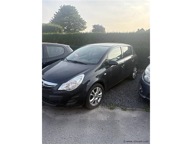 Personenauto - afbeelding 1 van  7