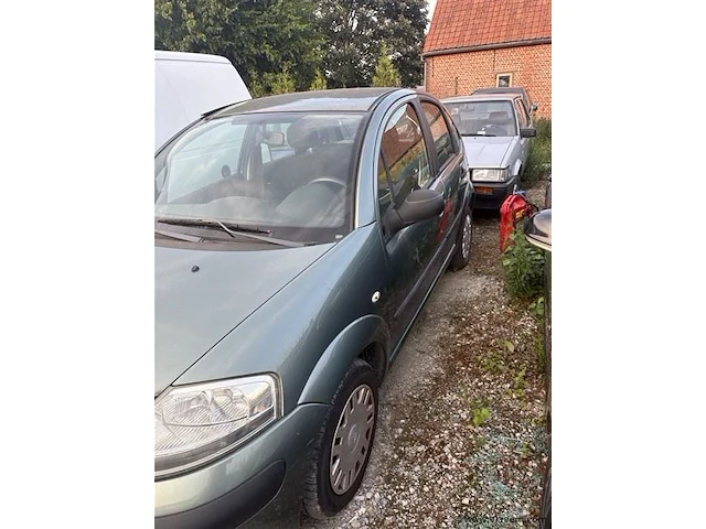 Personenauto - afbeelding 1 van  8