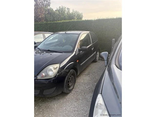 Personenauto - afbeelding 1 van  8