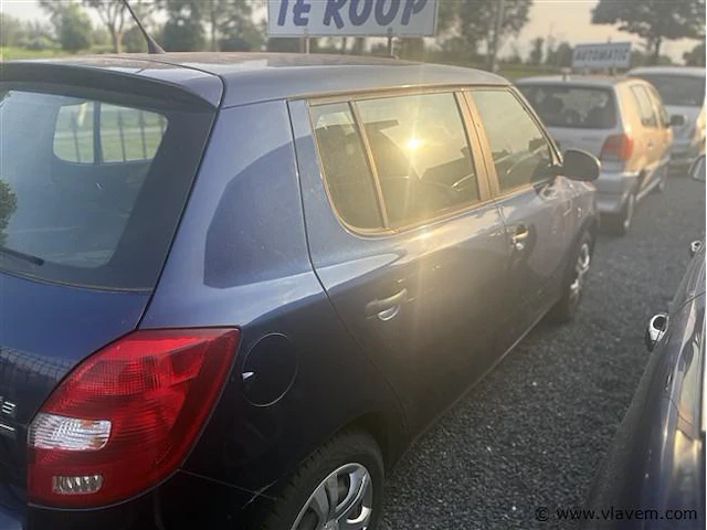 Personenauto - afbeelding 2 van  6