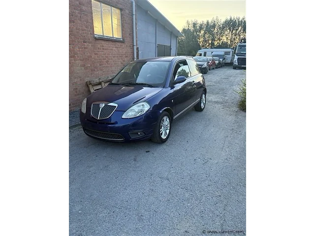 Personenauto - afbeelding 1 van  8