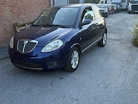 Personenauto - afbeelding 1 van  8
