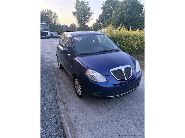 Personenauto - afbeelding 2 van  8