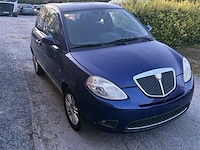Personenauto - afbeelding 2 van  8