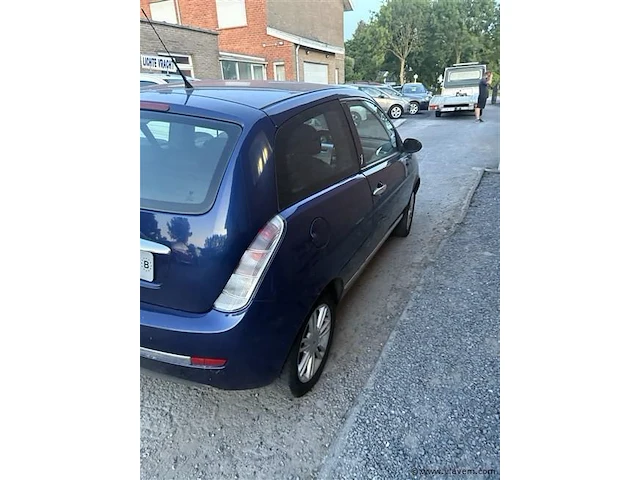 Personenauto - afbeelding 3 van  8