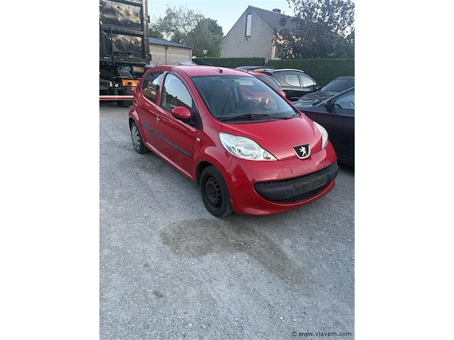 Personenauto - afbeelding 1 van  9